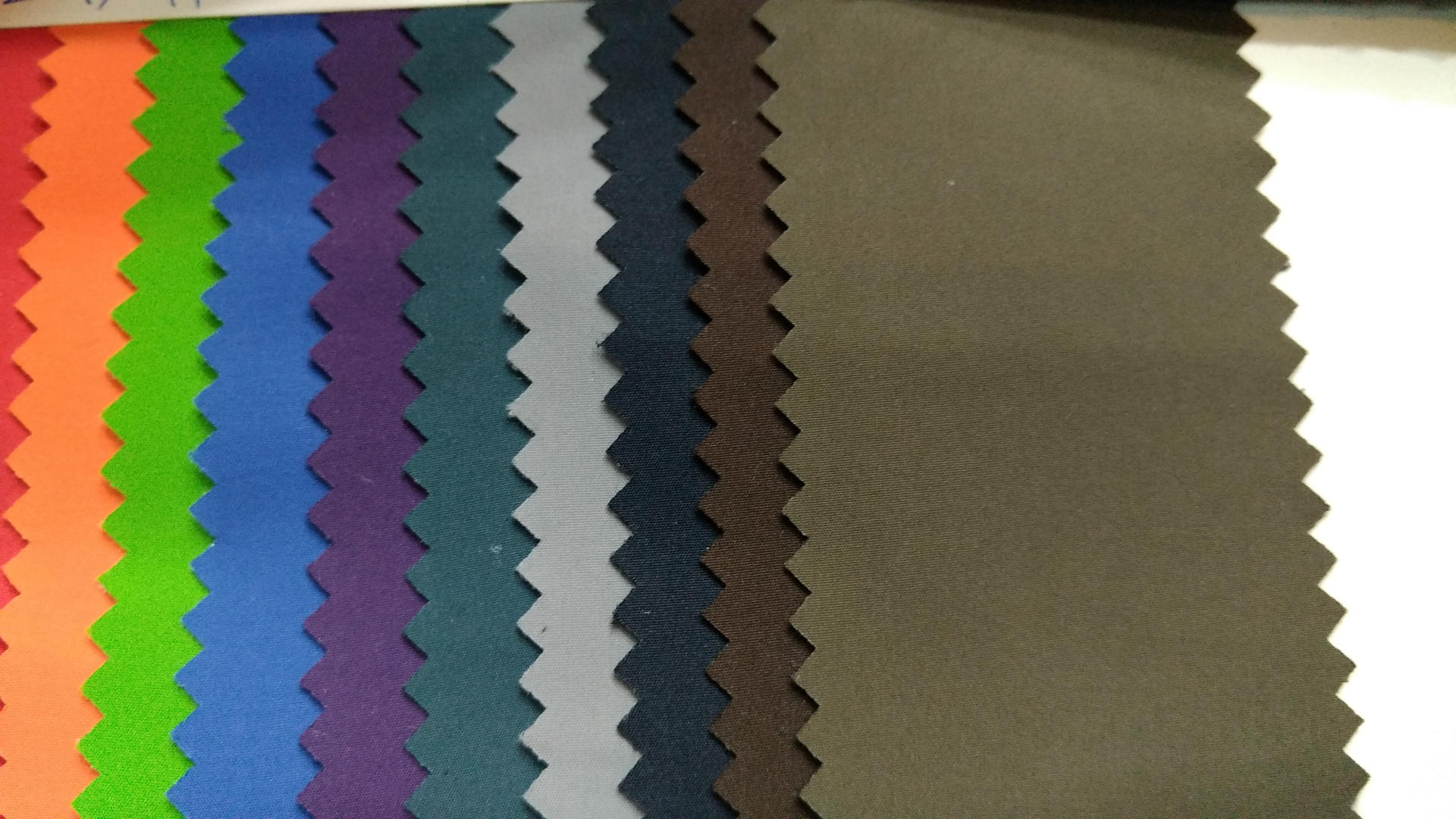 衣服面料聚酯纤维是什么意思 (衣服面料聚酯纤维100%好不好)