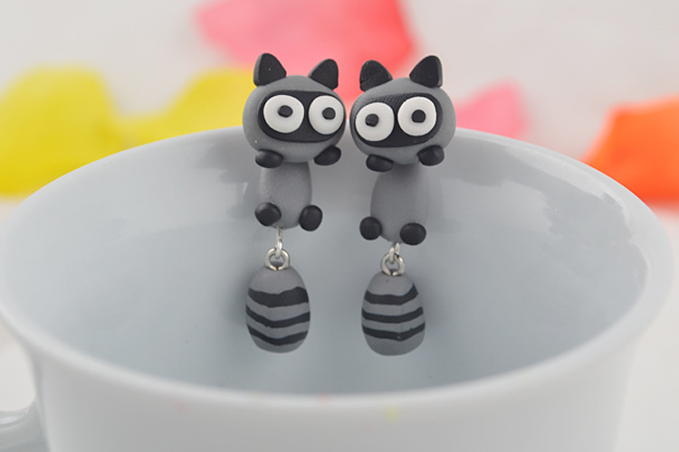 Handmade Soft Ceramic Small Raccoon Earrings Cartoon Personality Split Earrings Wholesale Nihaojewelry display picture 2