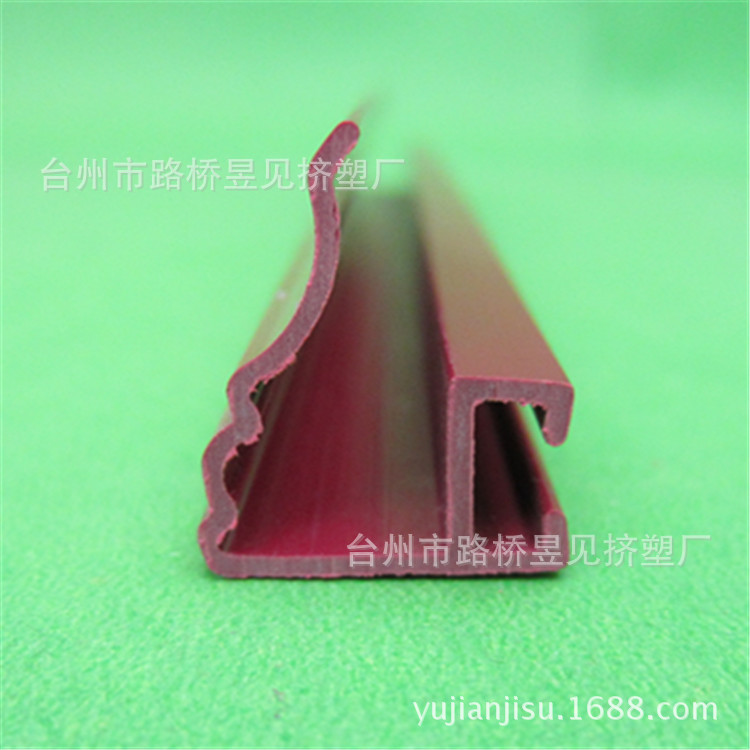 Productos de extrusión de plástico PVC tira de plástico Borde de sellado ranura para tarjeta de PVC perfil capas de procesamiento de extrusión