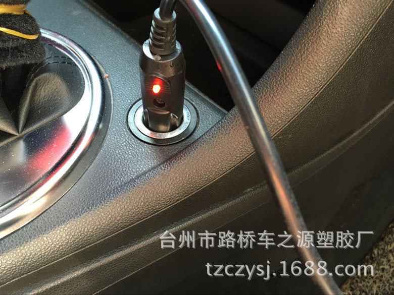 电源线插入汽车点烟器中