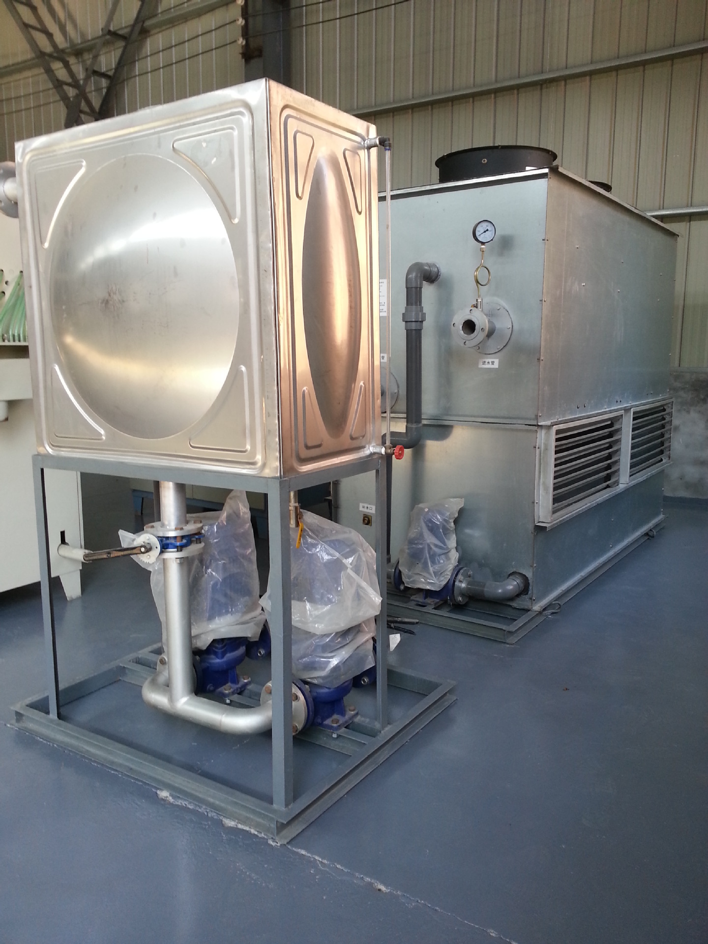 供泰州双循环冷却塔价格四进四出120t型降温封闭式冷却塔密闭式