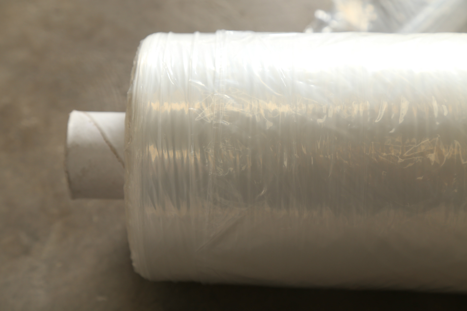 Los fabricantes suministran película de microacolchado agrícola para el jardín doméstico PE película de piso de plástico fino al por mayor