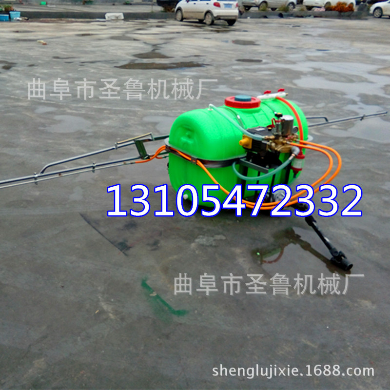拖拉機(jī)打藥機(jī)1