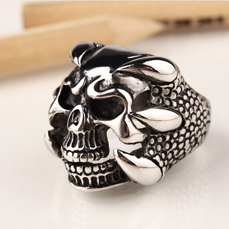 Retro a generation of luminous skull spike Stallone daredevil ring men's ring jewelry personality