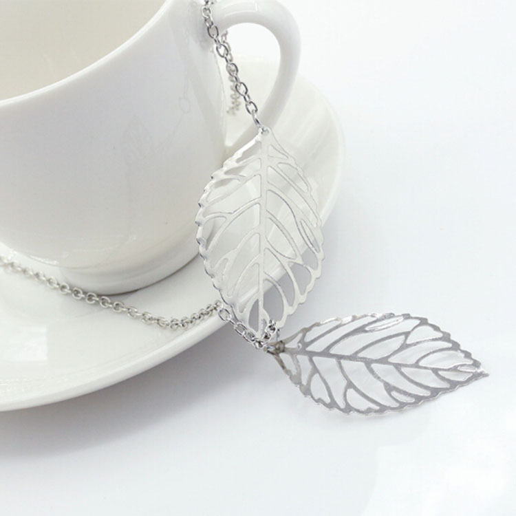 Retro Metal Hollow Leaf Necklace display picture 2