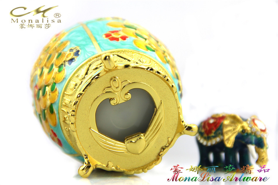 2364123079_595241442