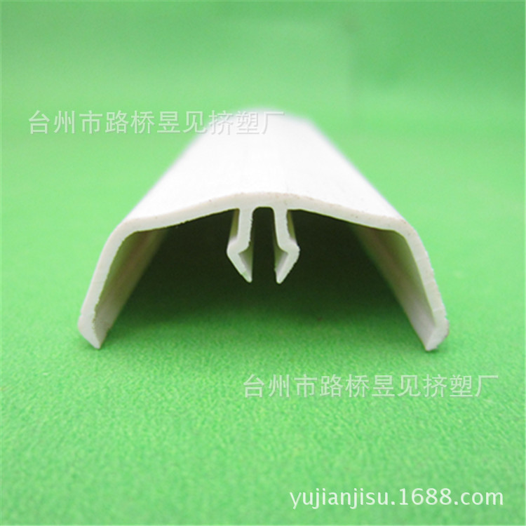 Productos de extrusión de plástico PVC tira de plástico Borde de sellado envoltura ranura para tarjeta PVC Perfil de procesamiento de extrusión