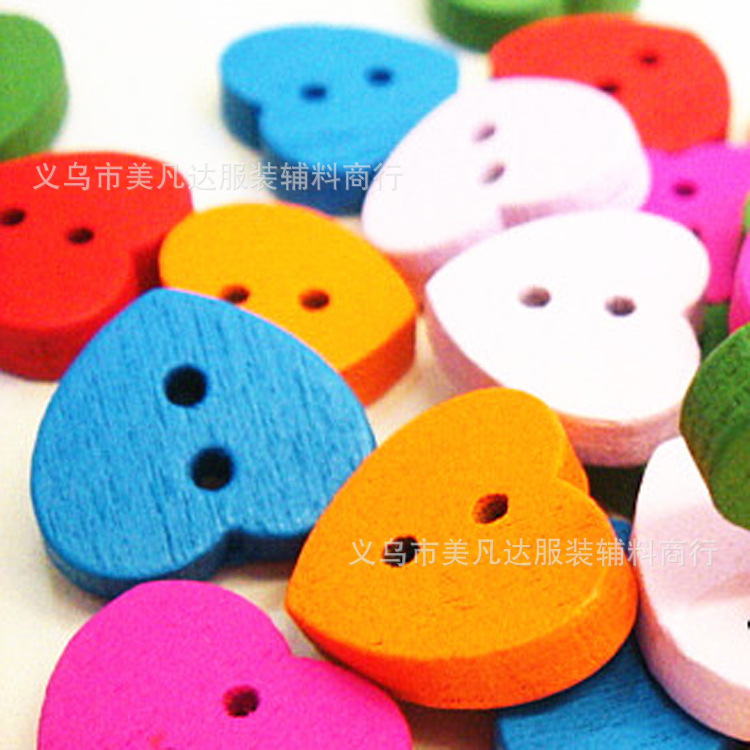 彩色桃心木纽扣