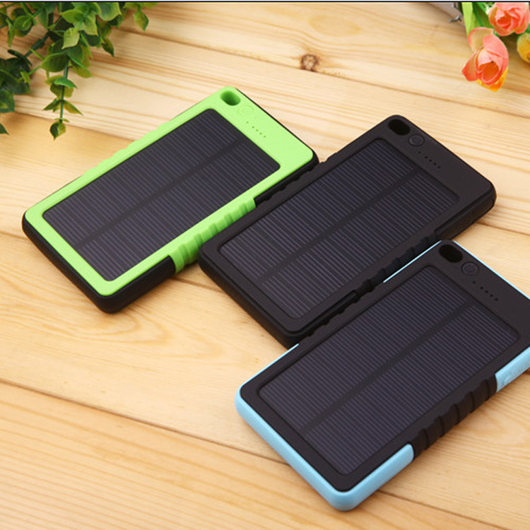 厂家超薄方形太阳能移动电源8000毫安双USB输出太阳能手机充电宝，随机发货3