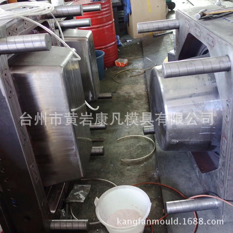 浙江台州市黄岩模具工厂，专业各种塑料桶模具结构 模具价格