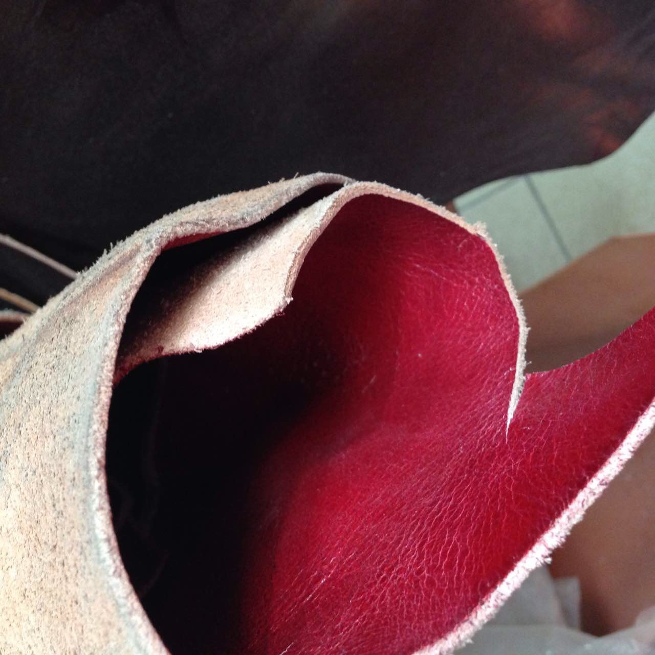 义乌黄牛皮 水牛皮 黑色红色咖啡白色棕色头层牛皮 皮带箱包牛皮