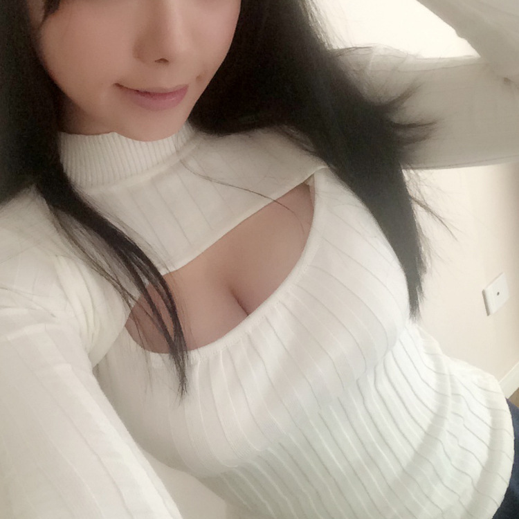 春の服の新型日本の高襟の胸のセーターのファッション的なセクシーな胸のセーターの女性のニットの底のシャツ