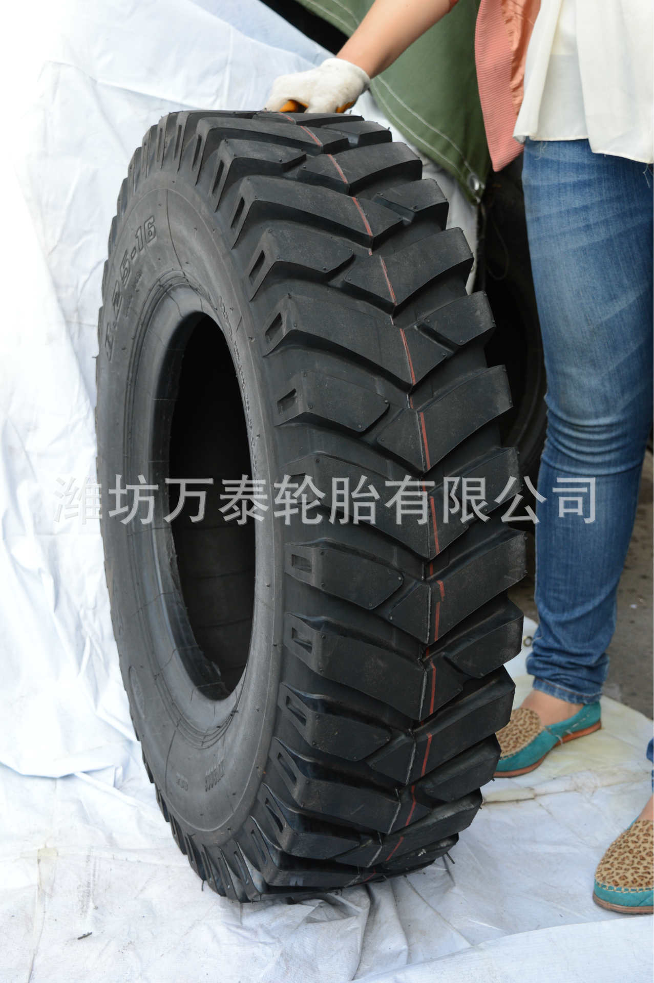 厂家直销 工程机械轮胎 8.25-16尖形人字加密 拖拉机轮胎 耐磨