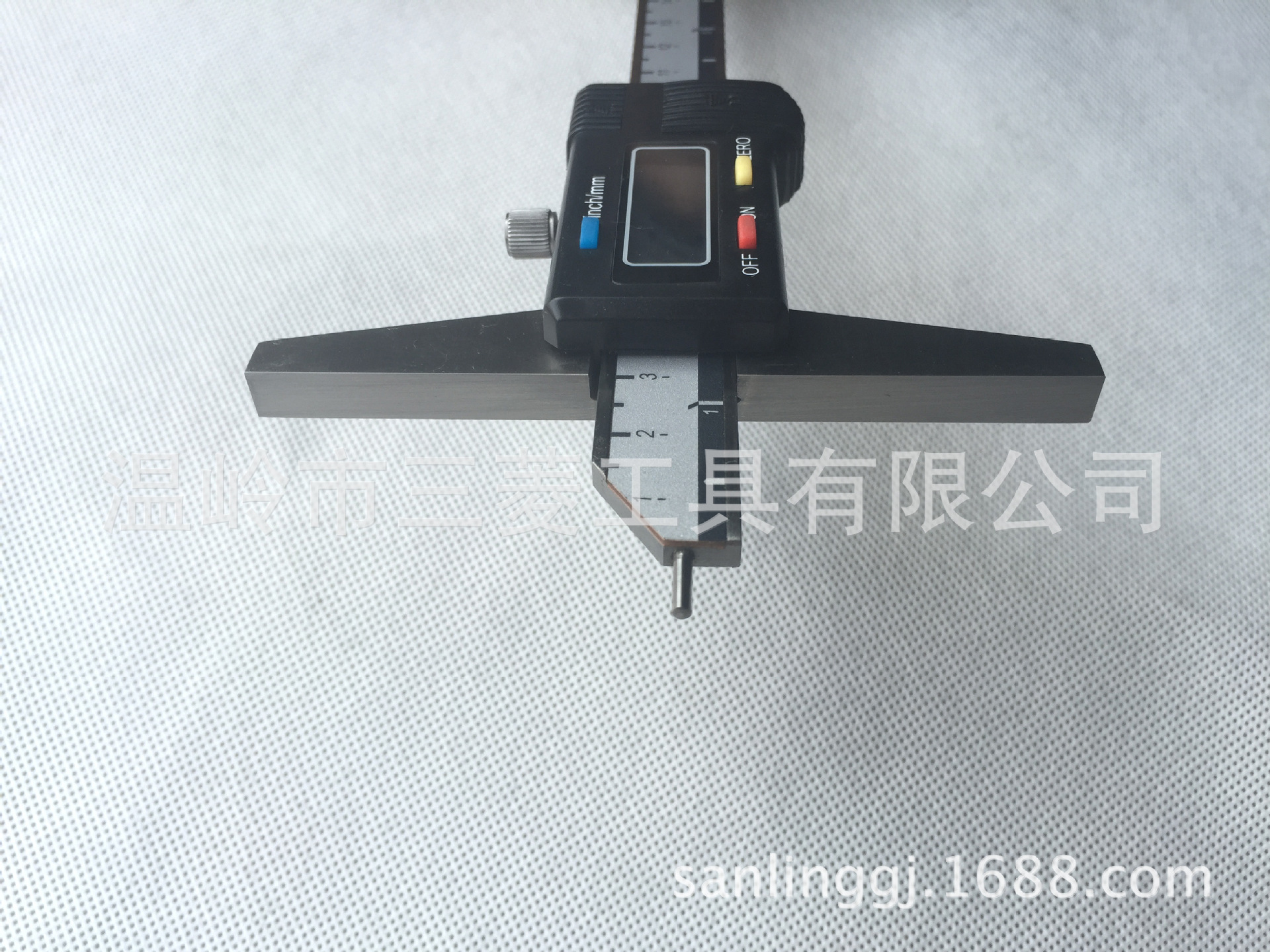 恒量带针数显深度尺150A