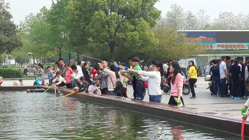 Dài đôi phun nước đôi ống trẻ em trôi mùa xuân nóng súng nước Yiwu đồ chơi trẻ em bán buôn gian hàng cung cấp