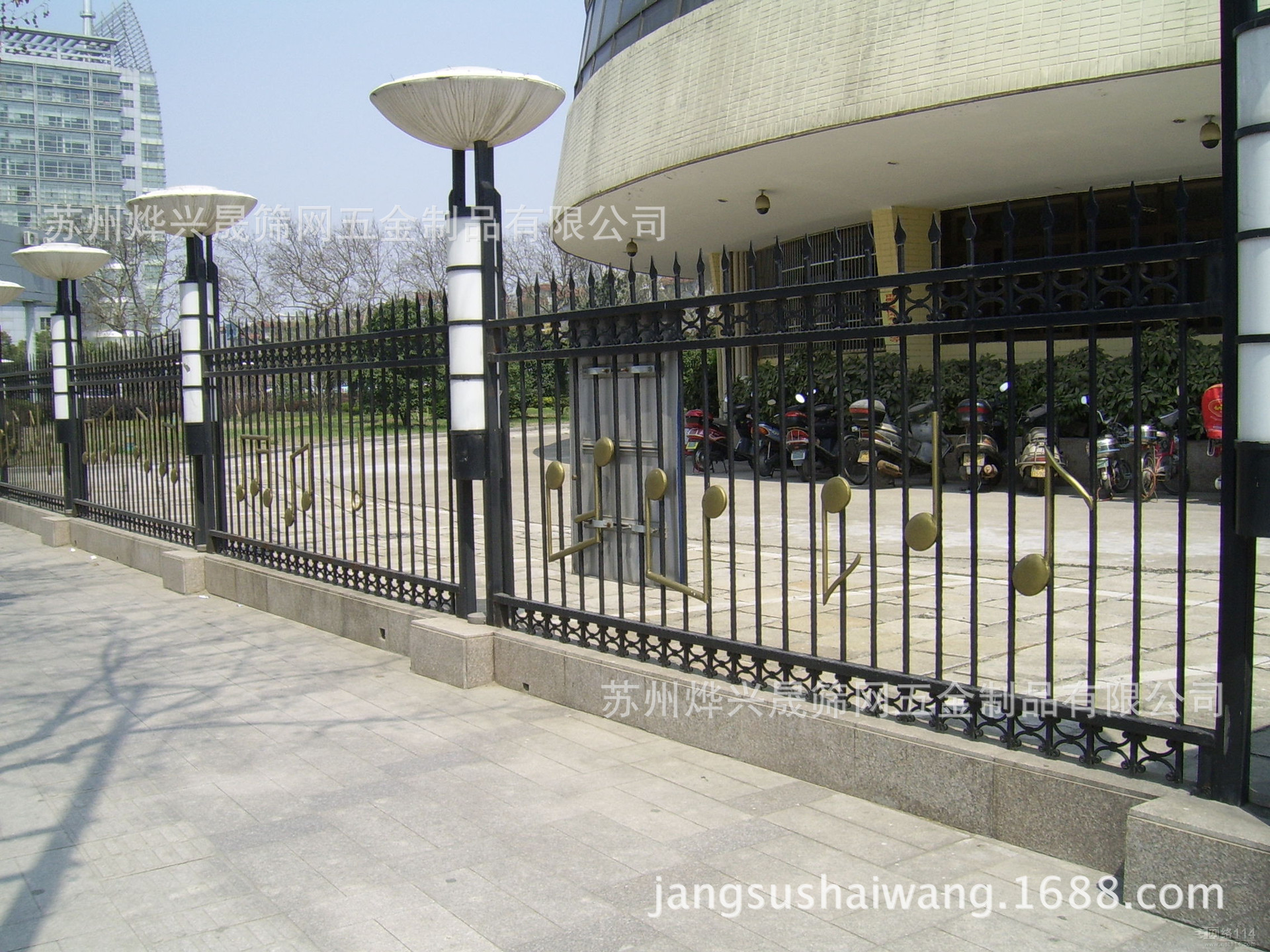 锌钢小区围墙护栏 办公楼建筑场地围栏 施工工地铝艺组装栅栏围栏