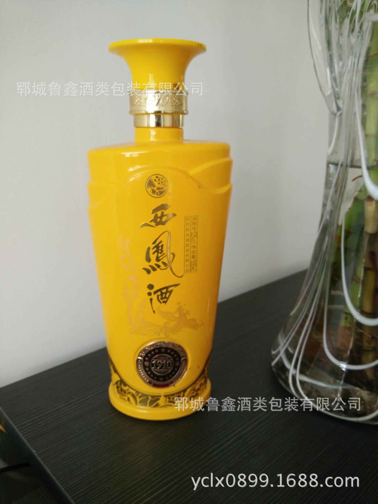 山东郓城玻璃酒瓶--500ML仿陶瓷-喷涂彩瓶-西凤瓶型 飞碟盖子