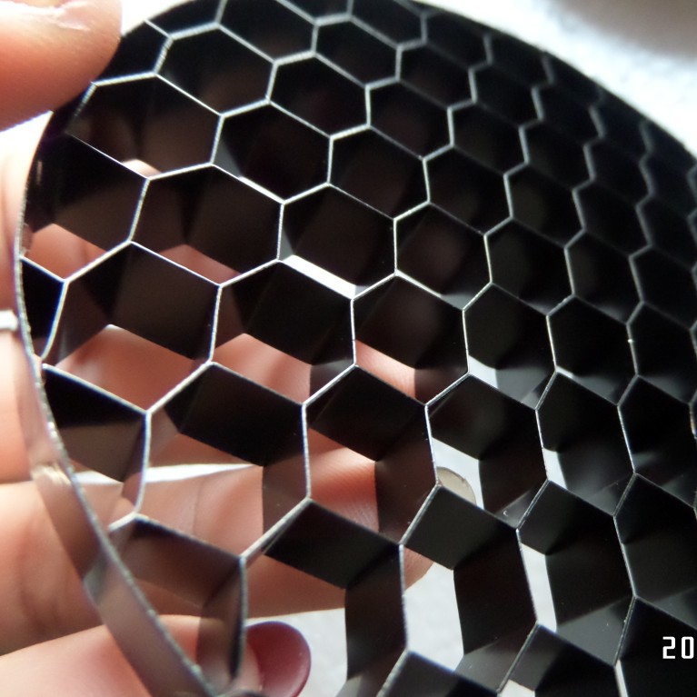 厂家生产定做各种规格铝蜂窝网  黑色圆片灯饰铝蜂窝芯