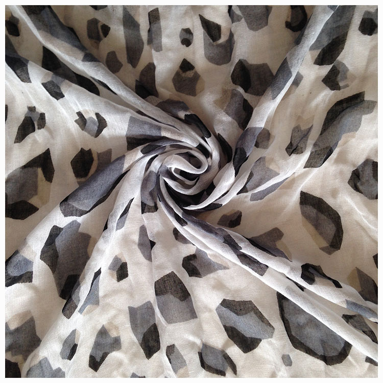 厂家直销斑点印梭织巴厘纱 印花布印花面料服装围巾女装面料