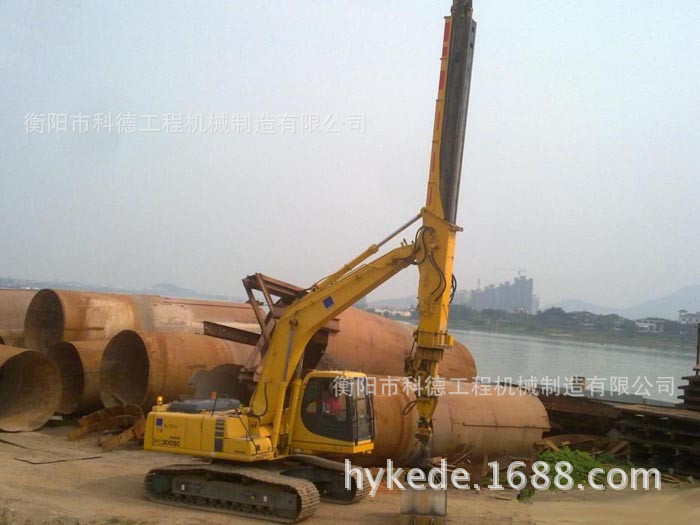 挖掘机伸缩式加长臂外置油缸挖掘深度可达27米