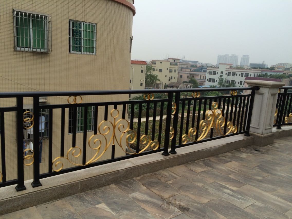 庭院铁艺栏杆与阳台锌钢护栏，美观实用的观景防护栏选择