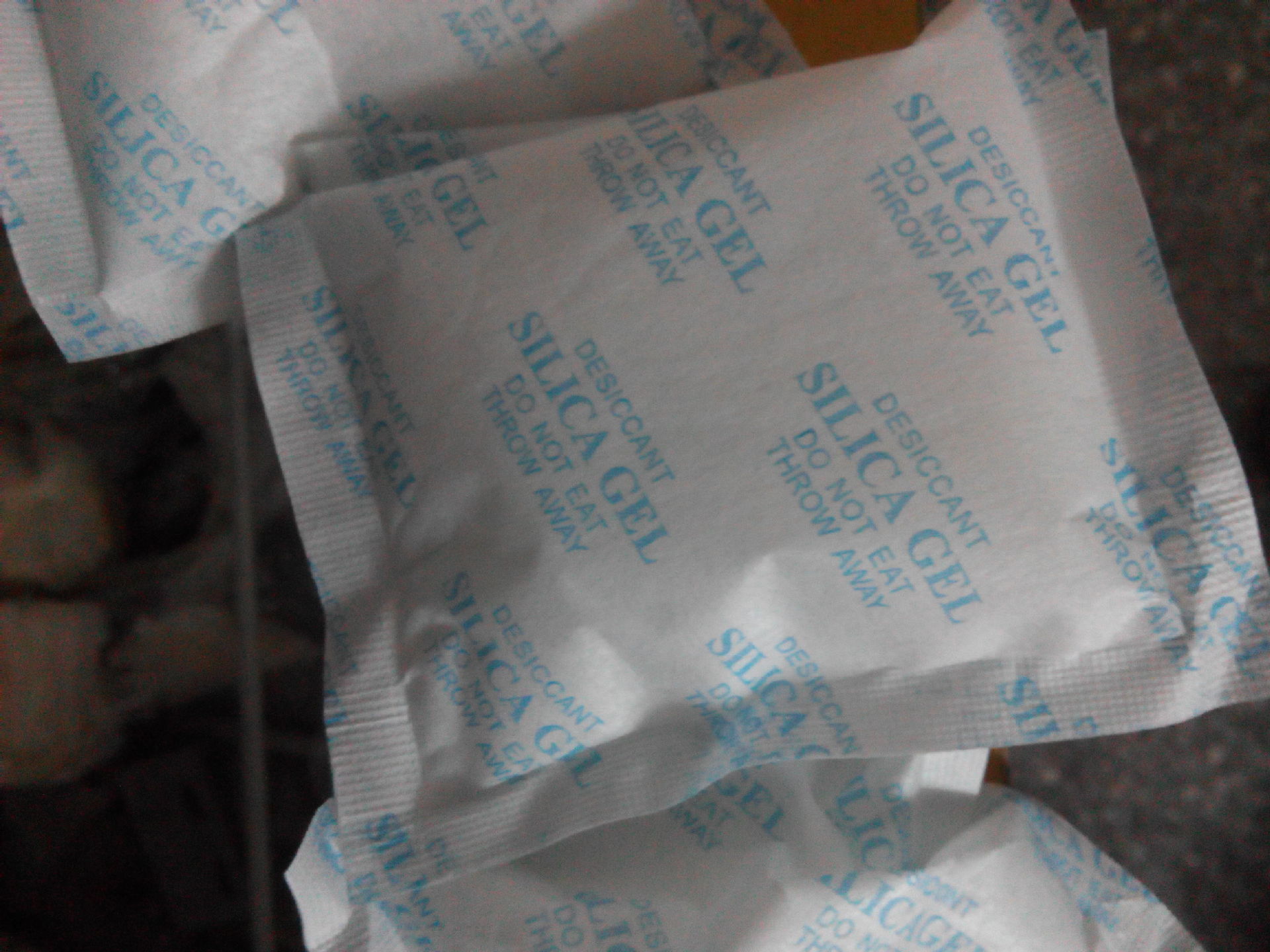 厂家生产干燥剂除湿防潮蓝色橙色等供应硅胶吸湿纯硅胶