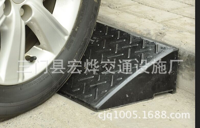 厂家供应12cm阶梯坡橡胶路沿坡路斜坡路肩路牙子上坡垫防滑坡道