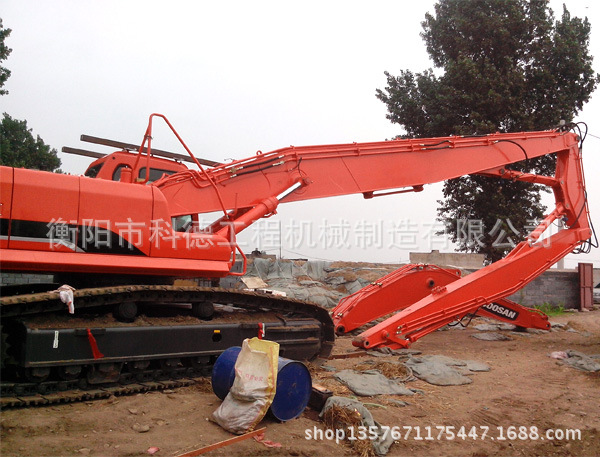 日立EX450-24米挖掘机加长臂、三段式加长臂适应于高层建筑的拆解