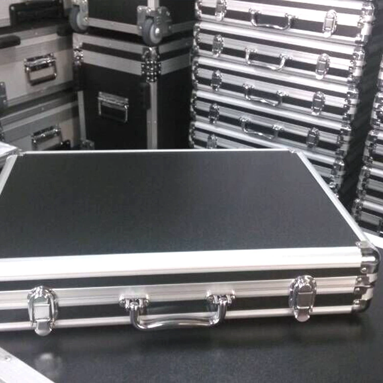 Чемодан на тележке из алюминиевого сплава. Настраиваемый чемодан на тележке из алюминиевого сплава. Чемодан на тележке из авиационного алюминиевого сплава.