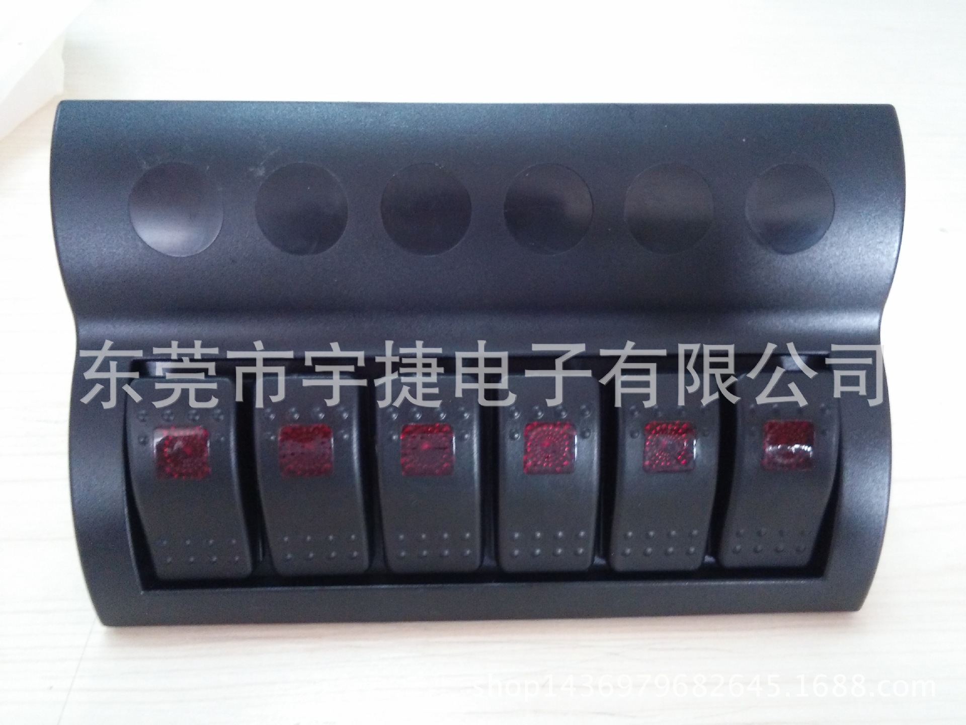 6位塑胶面板带过流保护器正面