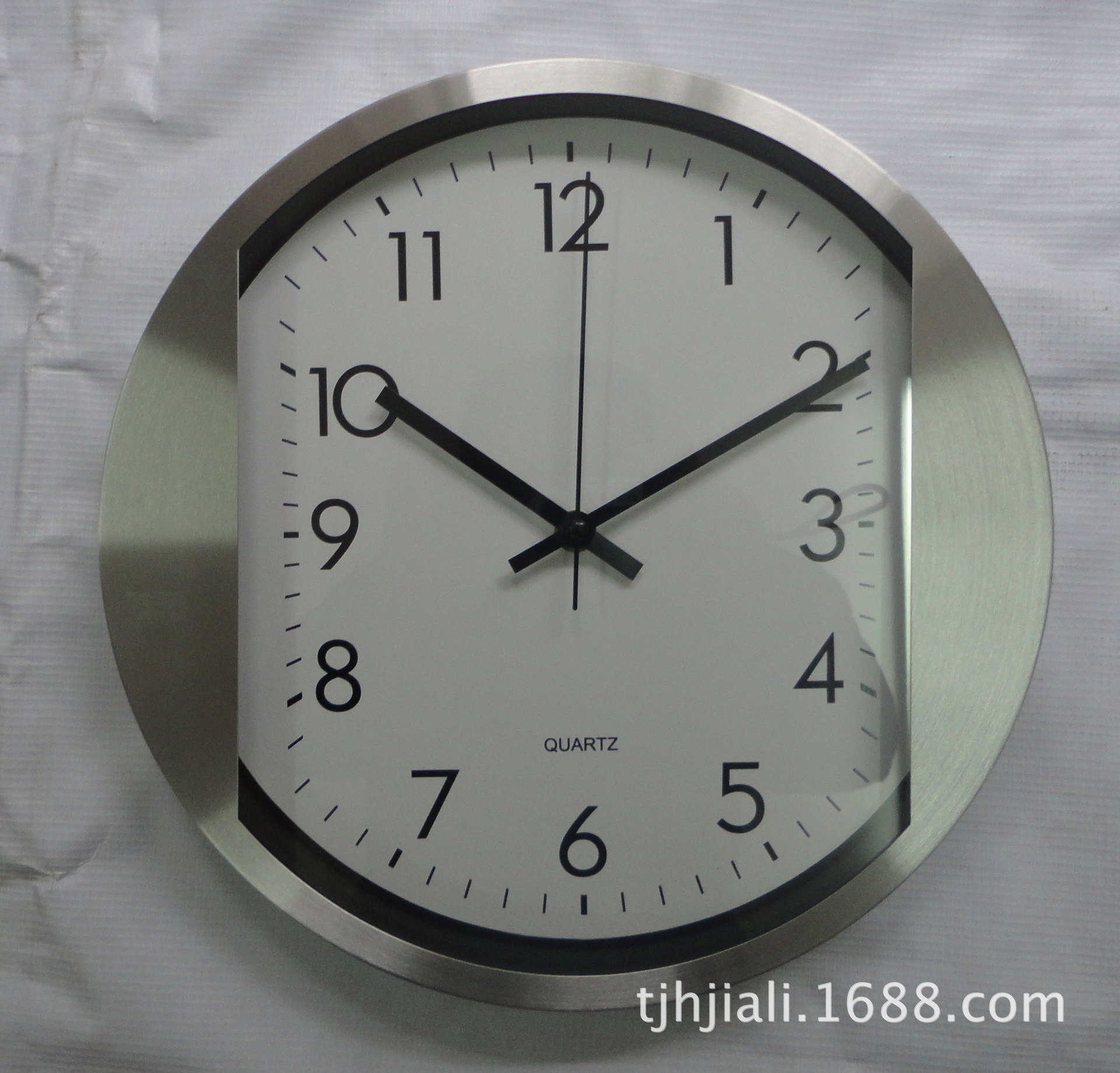 Suministro de metal de acero inoxidable mudo Reloj de pared creativo moda sala de estar Reloj de pared de aluminio fábrica al por mayor reloj al por mayor