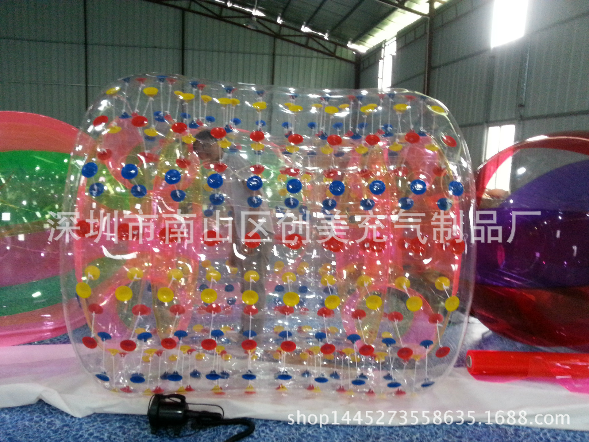 充气水上滚筒球草地悠波球雪地悠波球设备步行球TPU游乐设备厂家