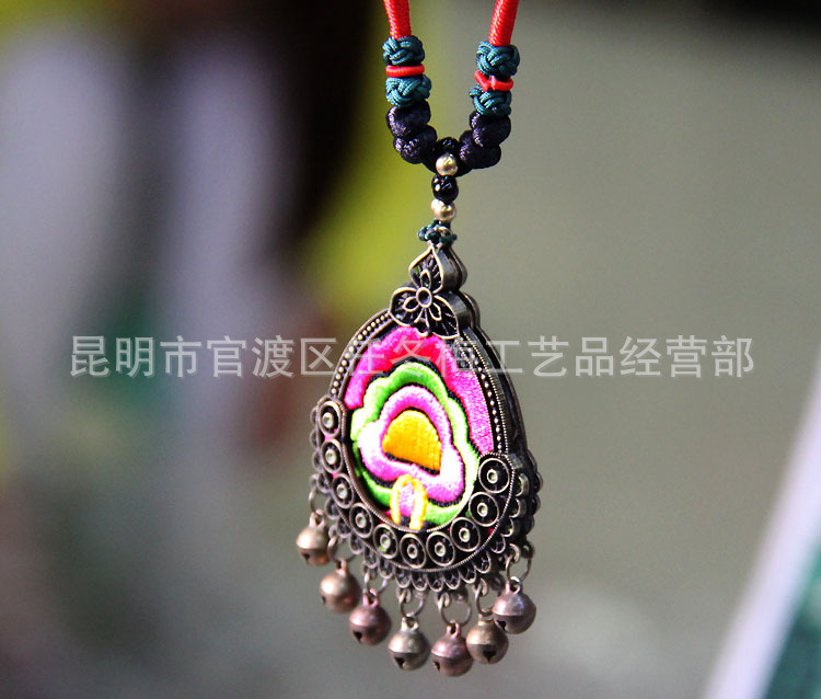 绣花铃铛项链