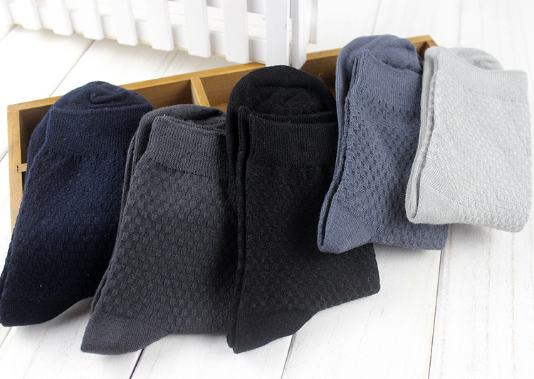 Simple Bamboo Fiber Middle Tube Men's Socks For Fall Winter New Pure Color Sports Socks Wholesale display picture 1