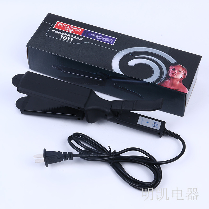 The multi-purpose hair straightener is comfortable, convenient and easy to carry. It has four temperature Settings and is fashionable for wholesale. Guangming 1011 detail image 6
