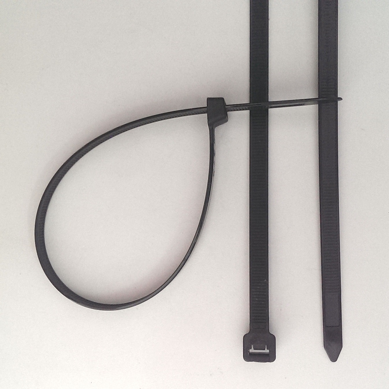 特价供应7.6*300黑色尼龙扎带