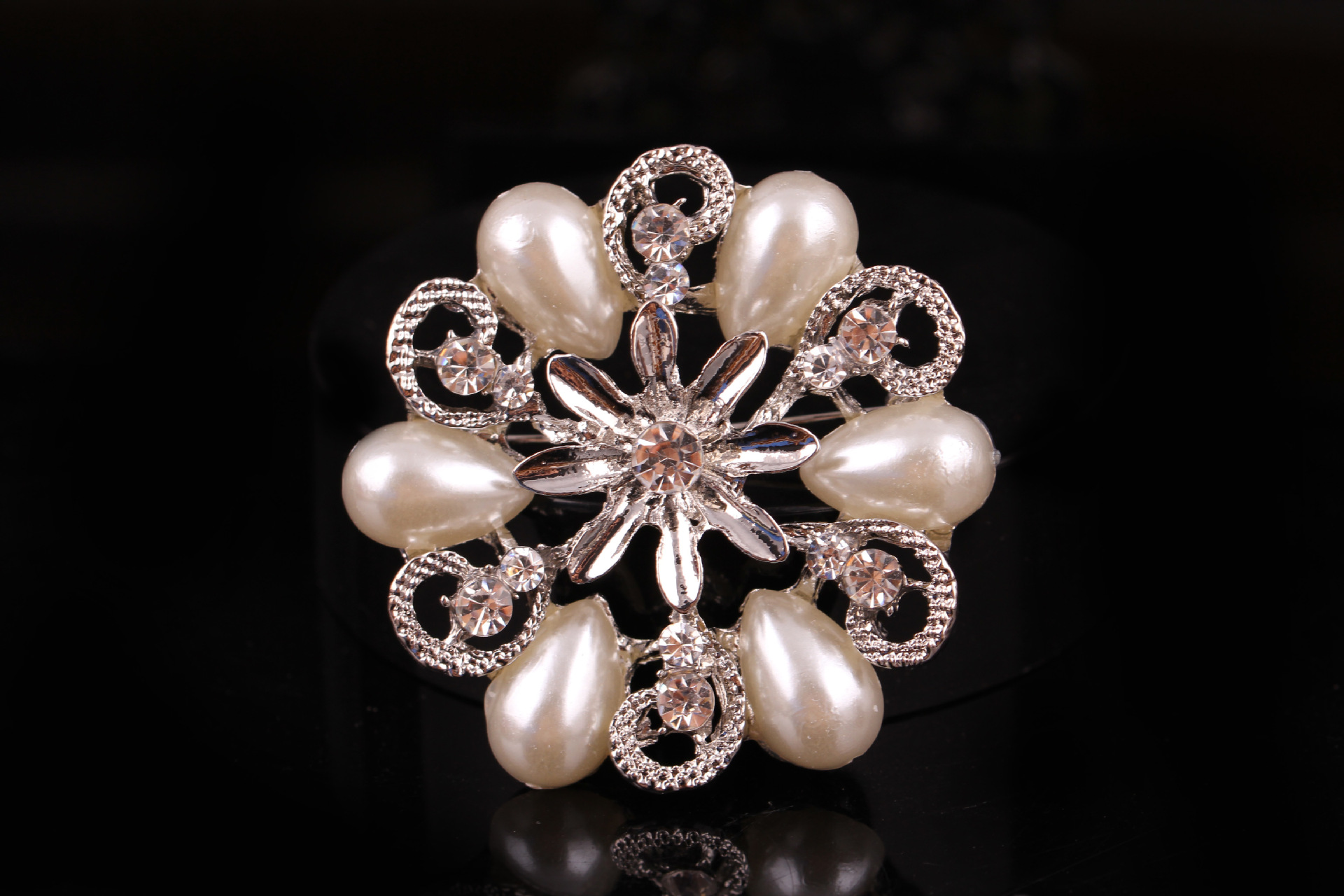 Korean Style Flower Alloy Plating Inlay Rhinestones Pearl Women's Brooches display picture 4