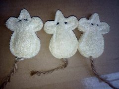 Cucumber Lattice Mouse, a cat toy made from natural cucumber lattice and catnip essence