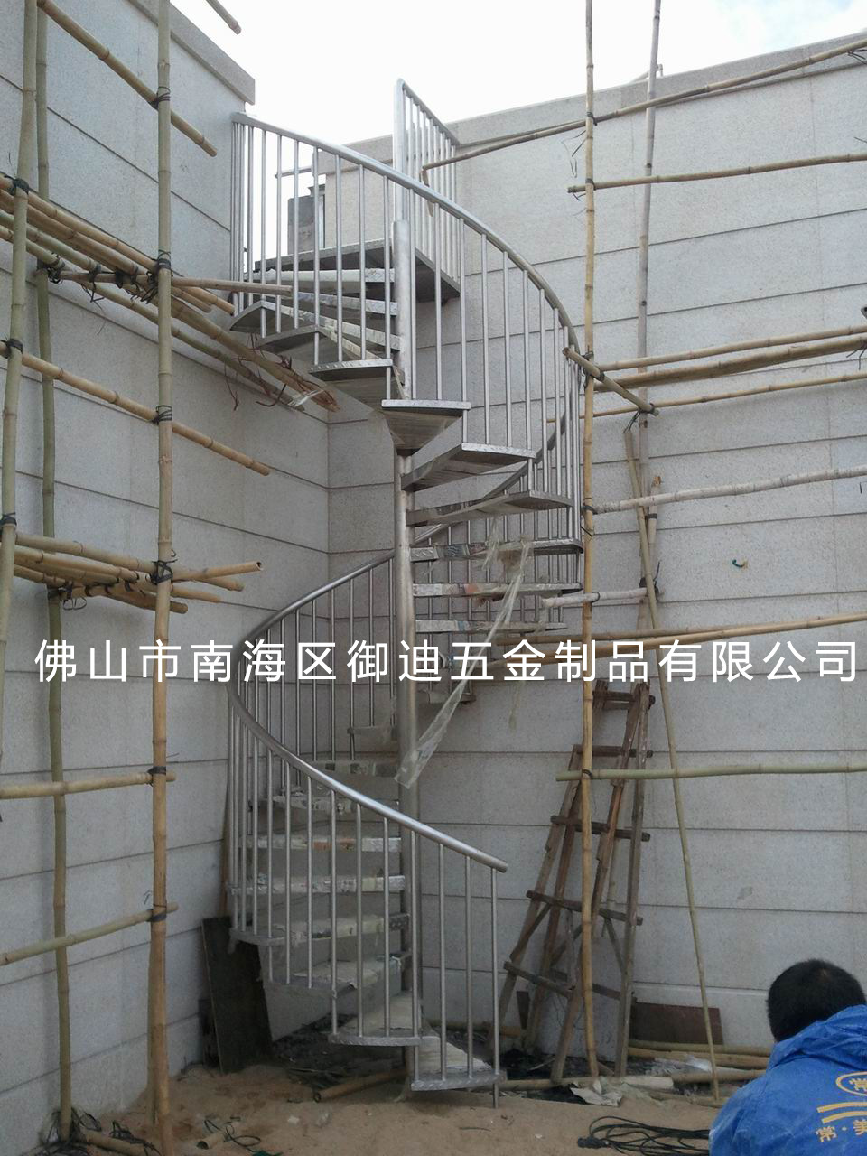 不銹鋼室外旋轉梯1