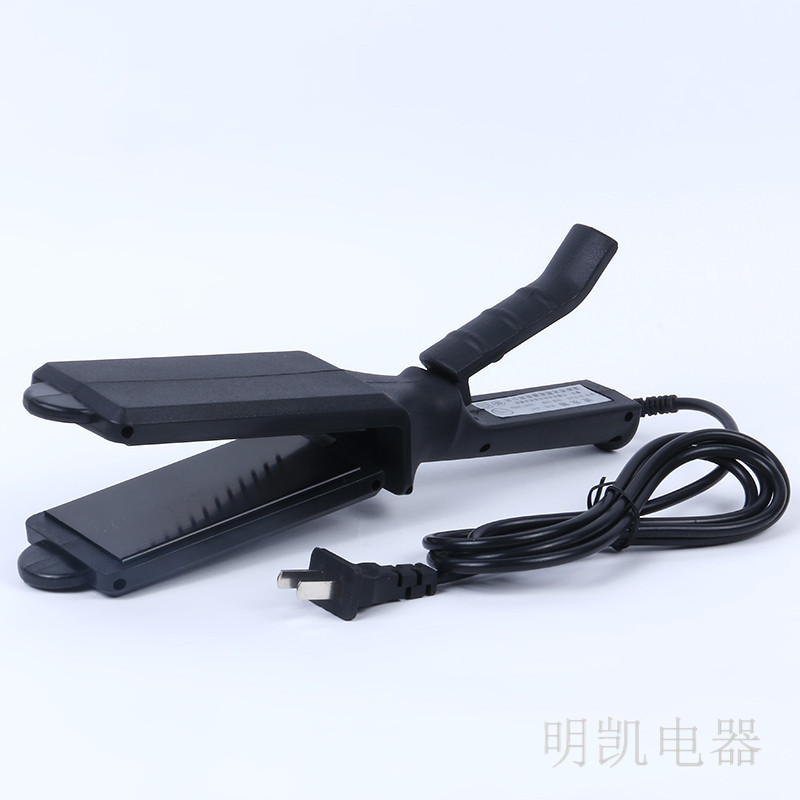 The alloy constant-temperature hair straightener heats up quickly. It is a fashionable small household hair care appliance with a large panel and a bright appearance. 333 detail image 3