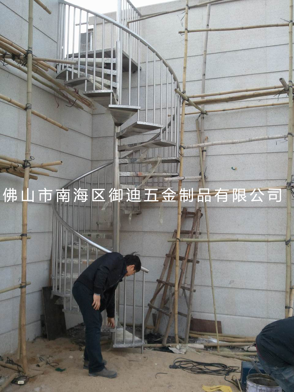 不銹鋼室外旋轉梯2