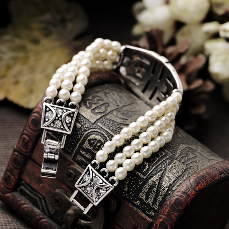 Explosion Jewelry Wholesale Alloy Diamond Wild Pearl Ladies Bracelet display picture 7