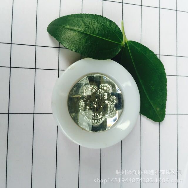 批发供应 冲钻毛衣外套大衣纽扣子高档水晶亚克力钮扣专卖