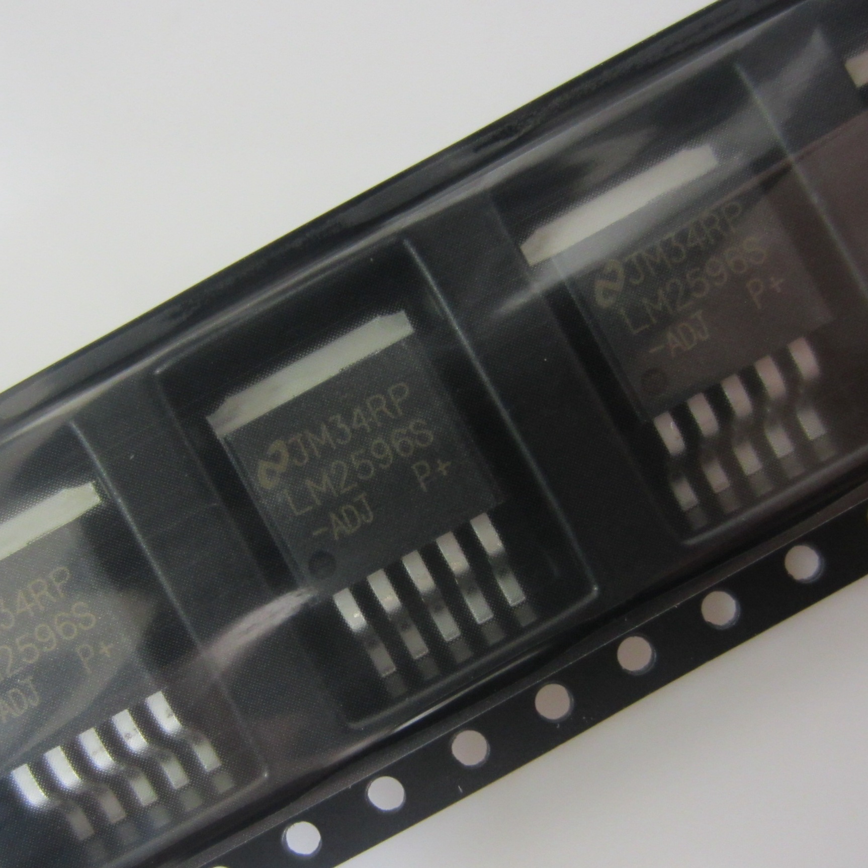 LM2596S-ADJ  TO-263  原装现货   房间实物拍摄