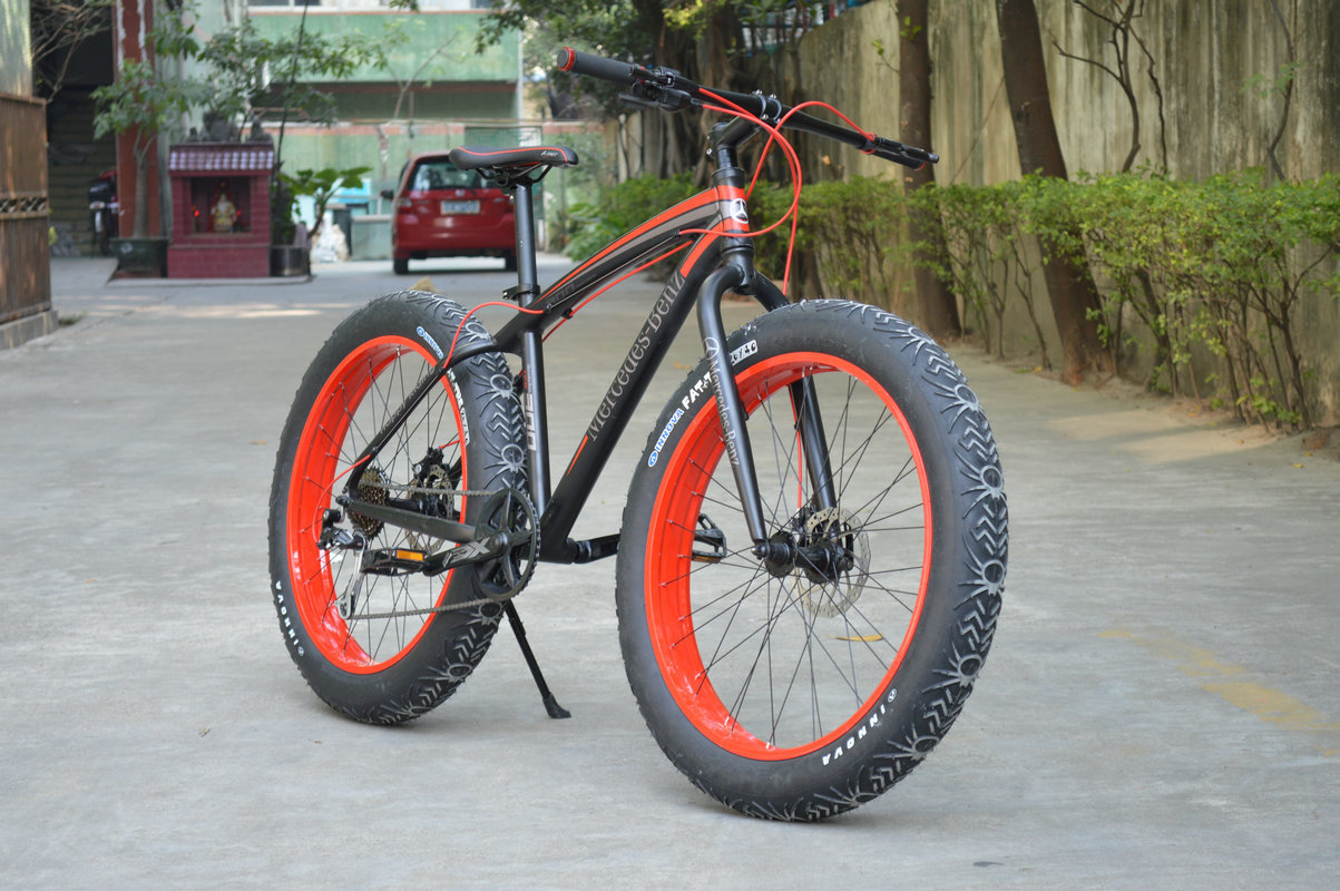 26 aluminium alloy The snow Bicycle 27 Gear shift 4.0 Snow tire Front and rear disc brakes Ultralight MTB