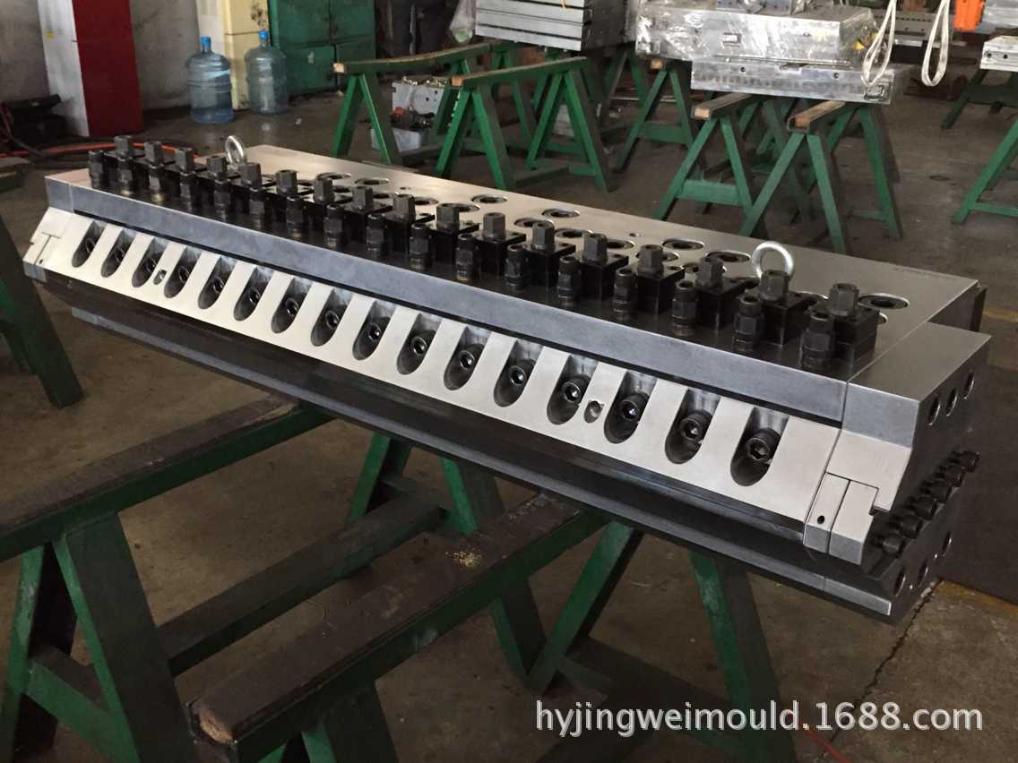 Spc地板锁扣仿实木防滑防水加厚耐磨家用无甲醛环保石塑地板模具