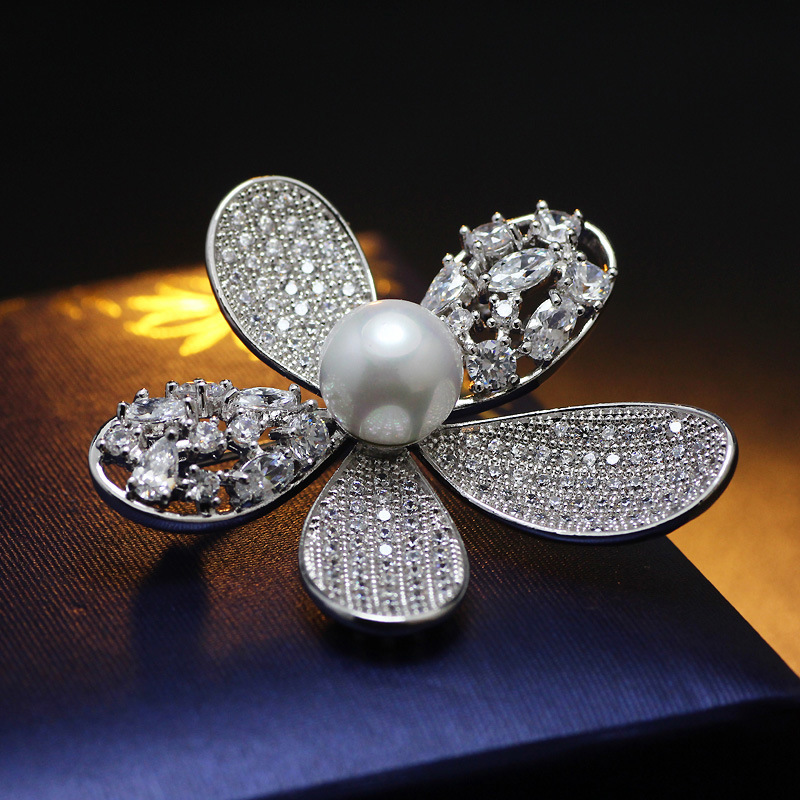 Fashion Copper Micro-inlaid Zircon Five-leaf Flower Pearl Flower Brooch Pin display picture 3
