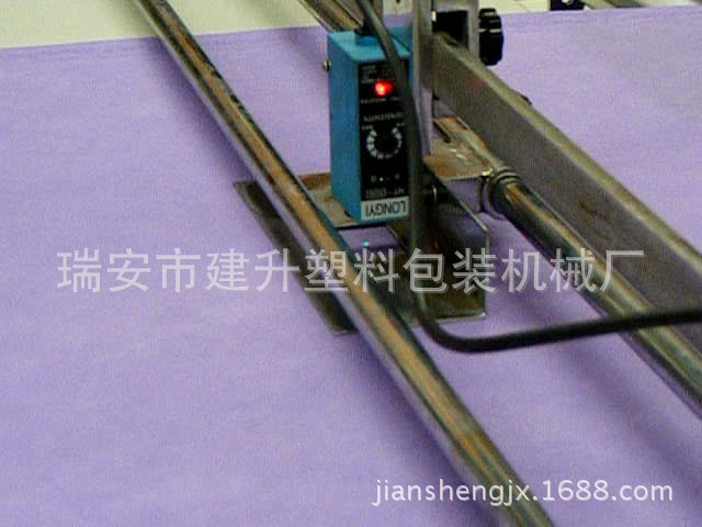 专业生产供应无纺布压花电脑横切机 带打孔 (厂家直供)