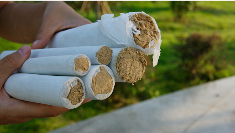 4cm Thick Moxa Stick Ai Tiao 25:1 Aged Moxa Wool Roll for Moxibustion Wellness and Massage Use in use