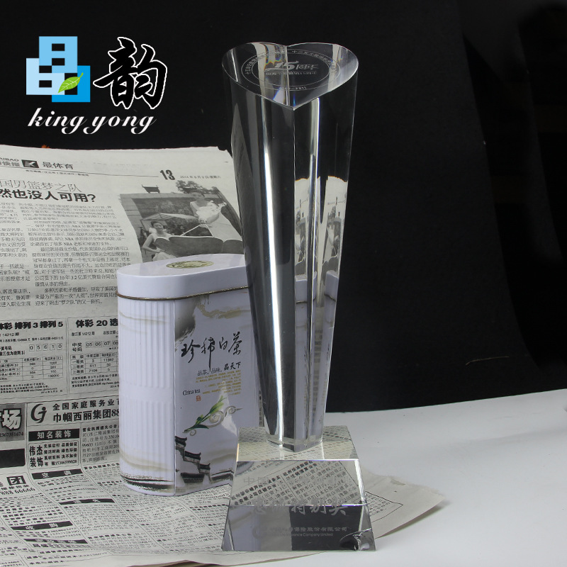 现货 爱心手握水晶奖杯 定制高品质水晶奖杯奖牌 留念水晶工艺品|ru